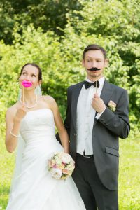 Hochzeitsfotografie Brautpaar mit Schnurrbart udn Kusslippen