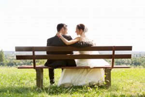 Hochzeitsfotografie Brautpaar auf Bank mit Ausblick