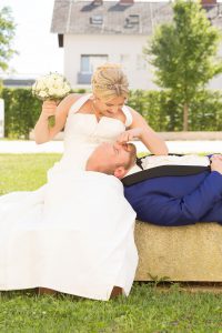 Hochzeitsfotografie Brautpaar neckt sich