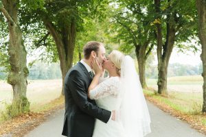 Hochzeitsfotografie Brautpaar in Allee