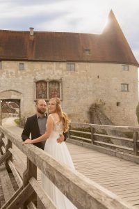 Hochzeitsfotografie Brautpaar auf einer Burgbrücke