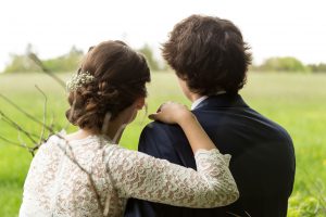 Hochzeitsfotografie Brautpaar von hinten mit Ausblick