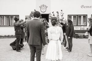 Hochzeitsfotografie Brautpaar beim Spalierstehen