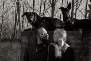 Portraitfotografie Paar vor Mauer mit Hunden