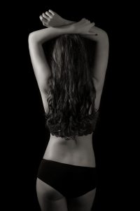 Portraitfotografie Akt Junge Frau in Dessous Rücken