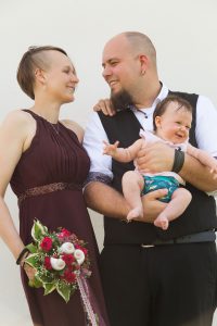 Hochzeitsfotografie Brautpaar mit Baby