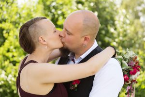 Hochzeitsfotografie küssendes Brautpaar