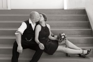 Hoczeitsfotografie Brautpaar küssend auf einer Treppe